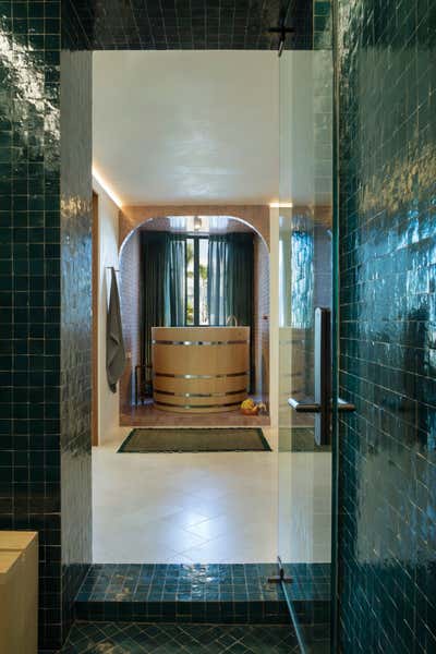  Contemporary Family Home Bathroom. Los Angeles I by Alexandra Loew, Inc..