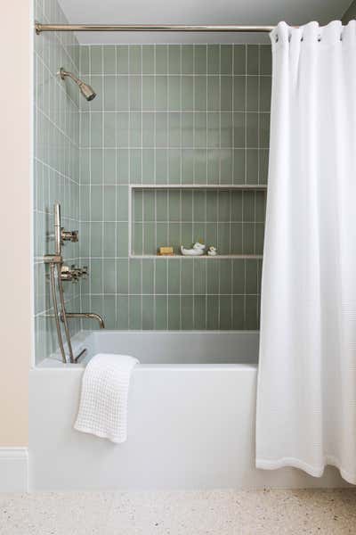  Vacation Home Bathroom. Owl House - Hamptons Getaway by Chango & Co..