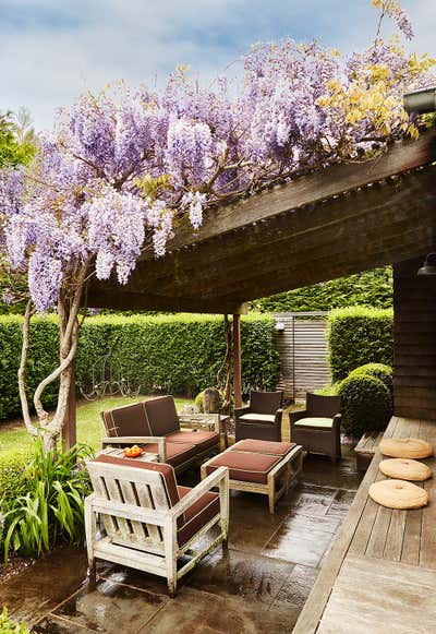  Preppy Beach House Patio and Deck. Hamptons Cottage by Studio SFW.