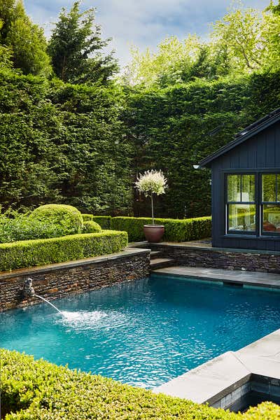 Arts and Crafts Patio and Deck. Hamptons Cottage by Studio SFW.