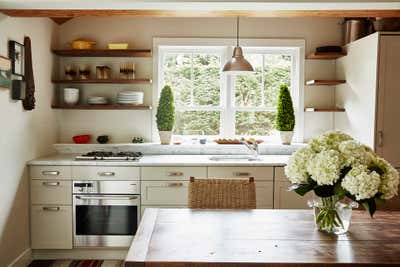  Arts and Crafts Beach House Kitchen. Hamptons Cottage by Studio SFW.