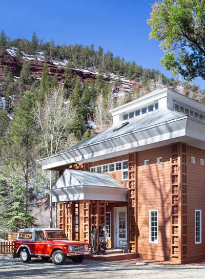  Cottage Family Home Exterior. Kimille Taylor's Telluride Home by Kimille Taylor Inc.