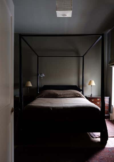  English Country Bedroom. Brooklyn Heights Apartment by Studio Dorion.