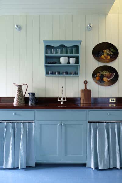 Country Country House Kitchen. Litchfield Guest Cottage by Studio Dorion.