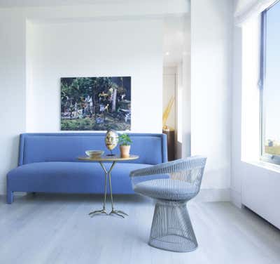  Modern Apartment Living Room. Living With Statement Art by Vicente Wolf Associates, Inc..