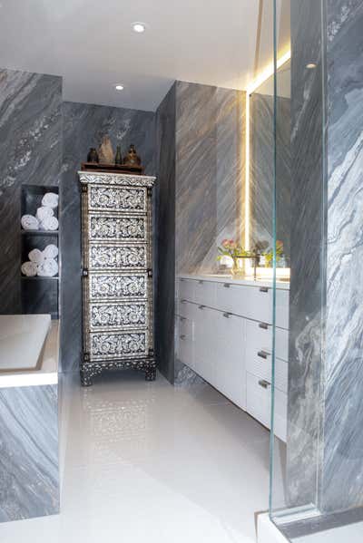 Modern Bathroom. Living With Statement Art by Vicente Wolf Associates, Inc..