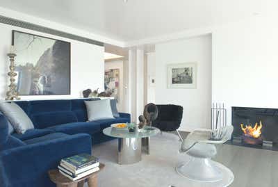  Eclectic Apartment Living Room. Living With Statement Art by Vicente Wolf Associates, Inc..