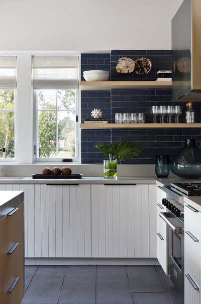  Coastal Family Home Kitchen. Gold Coast Pool House by Workshop APD.