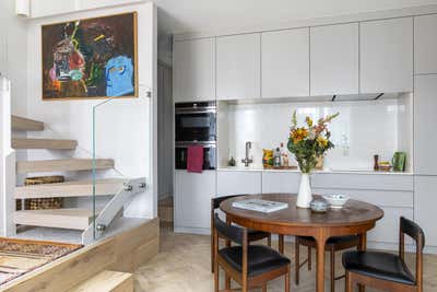 Modern Kitchen. Munro Mews by Stone Hollond.