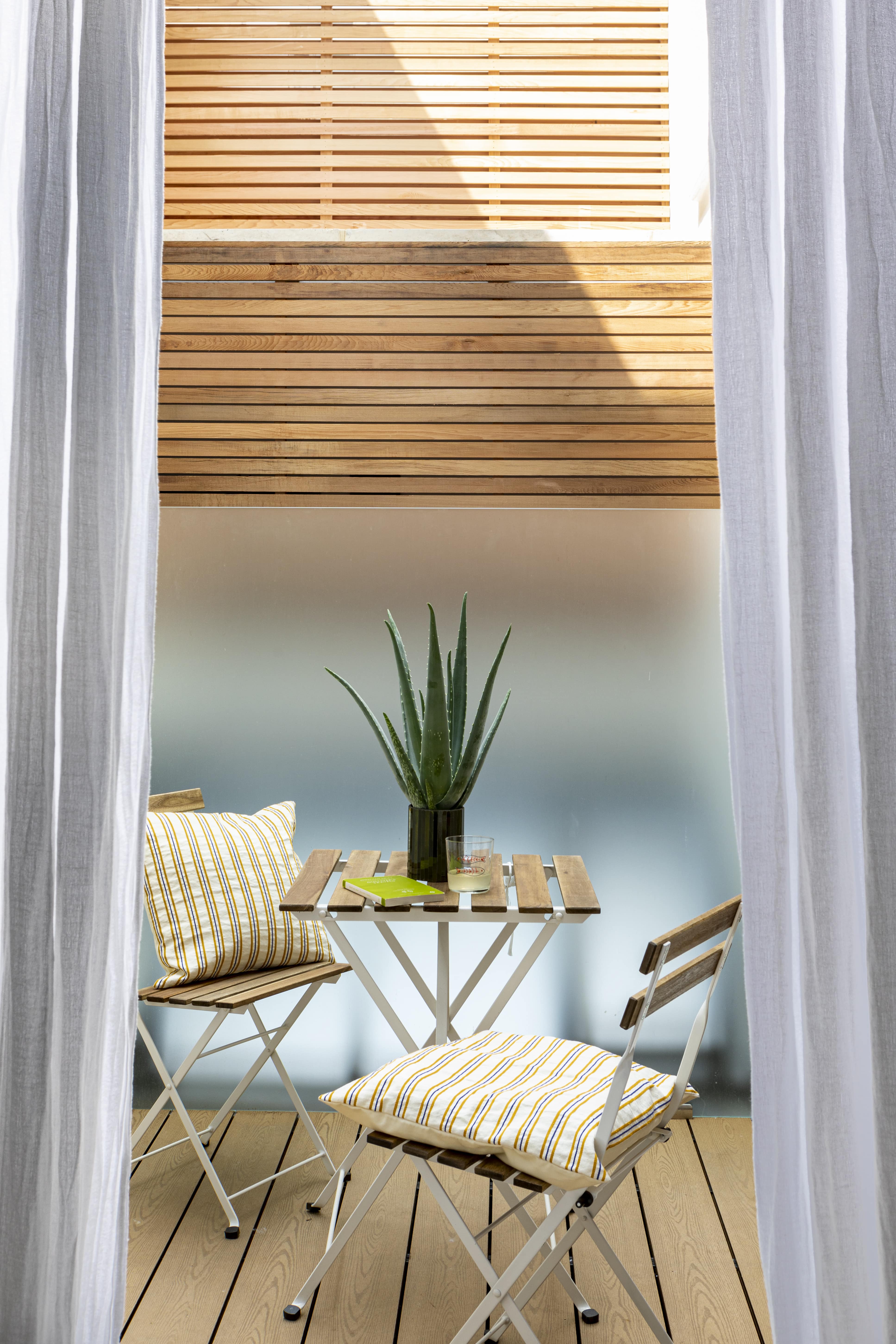 Modern Patio and Deck