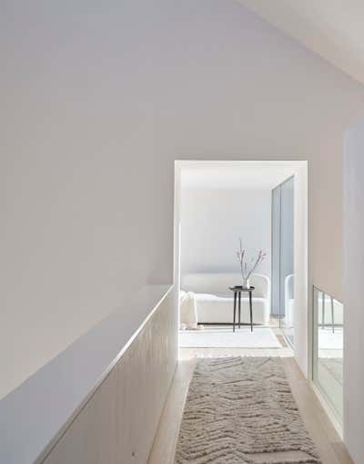  Beach Style Coastal Entry and Hall. HAMPTONS BUTTER LANE by Michael Del Piero Good Design.
