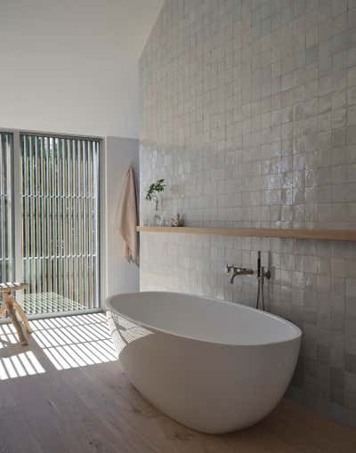  Coastal Family Home Bathroom. HAMPTONS BUTTER LANE by Michael Del Piero Good Design.