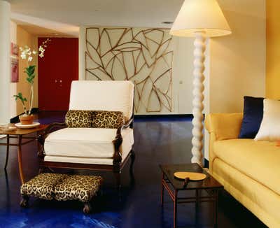  Tropical Living Room. Miami art collector by Dana Nicholson Studio Inc..