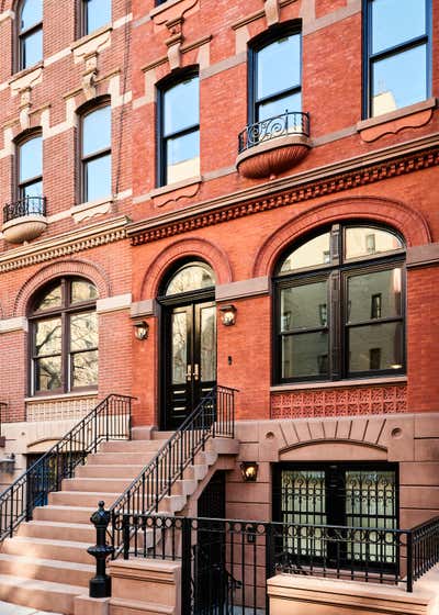  Modern Family Home Exterior. Upper West Townhouse by Chango & Co..