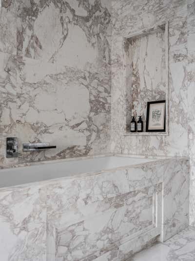  French Bathroom. PIED-A-TERRE OF ART LOVERS by ELENA KORNILOVA ARCHITECTURE D'INTERIEUR.