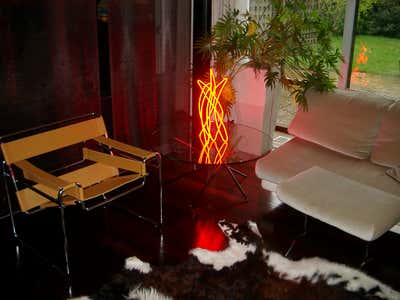  Mixed Use Living Room. A Thin Red Line by Buro Bruno.