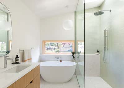  Mid-Century Modern Minimalist Family Home Bathroom. Tabor Modern by THESIS Studio Architecture.