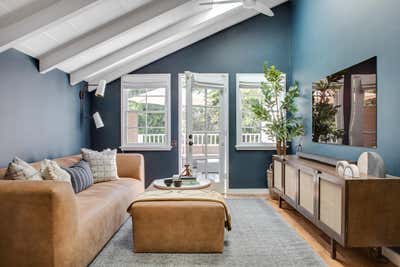  Mid-Century Modern Beach House Living Room. Oak Street by Jen Samson Design.