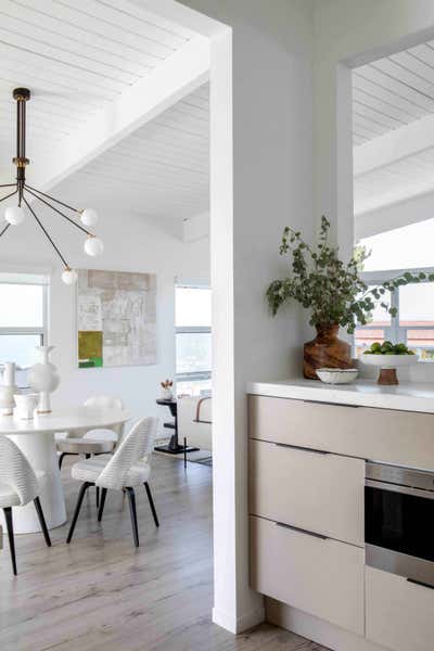  Minimalist Mid-Century Modern Beach House Dining Room. Capistrano by Jen Samson Design.