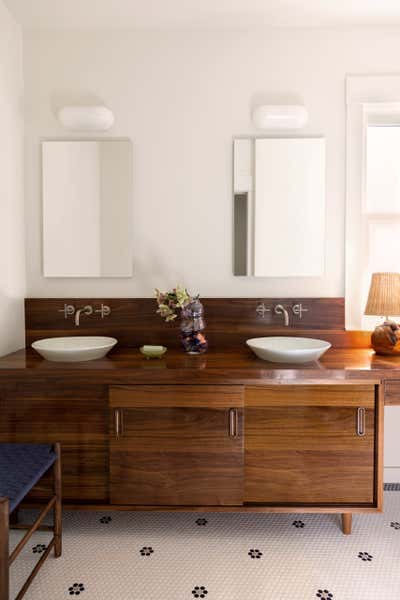  Minimalist Rustic Bathroom. Dolores Heights Residence by Studio AHEAD.