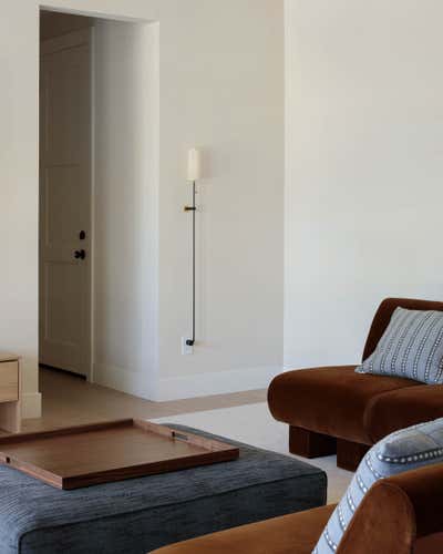  French Family Home Living Room. Palo Alto Modern by Cinquieme Gauche.