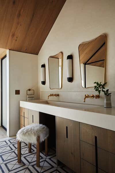 Mid-Century Modern Beach House Bathroom. Signal Hill by Chused & Co.