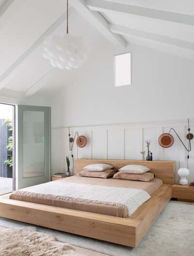  Cottage Bedroom. Chestnut Bungalow by MK Workshop.