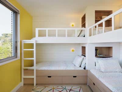  Contemporary Beach House Children's Room. Juniper Beach House  by StudioLAB.