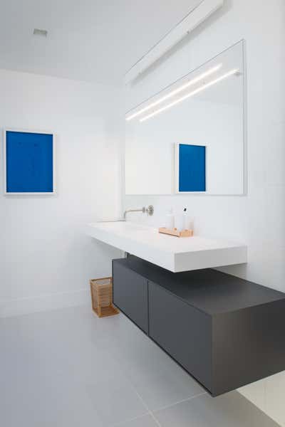 Contemporary Bathroom. Museum Peace by Interior Matter.