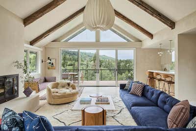 Mid-Century Modern Vacation Home Living Room. Aspen Mountain Retreat by Bunsa Studio.