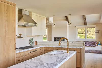 Mid-Century Modern Vacation Home Kitchen. Aspen Mountain Retreat by Bunsa Studio.