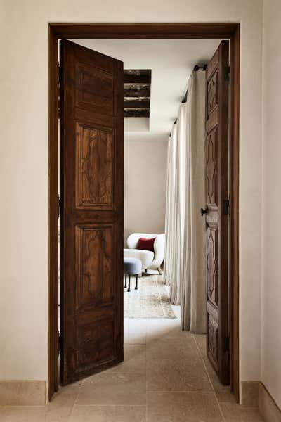  Western Vacation Home Bedroom. Montana Boat House by Ohara Davies Gaetano Interiors.