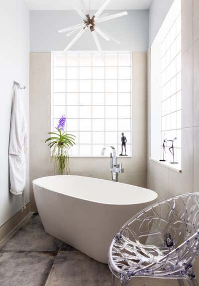  Coastal Transitional Vacation Home Bathroom. West Palm Beach by Goralnick Architecture and Deisgn.