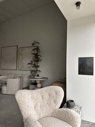  Minimalist Retail Workspace. Lolo Interiors Furniture & Design Studio by Lolo Interiors CA.