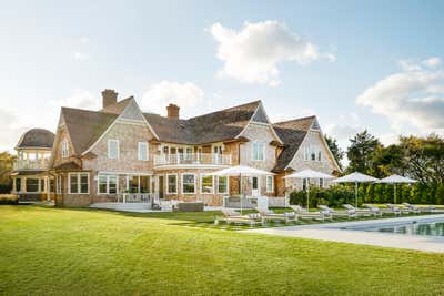  Coastal Beach House Exterior. Sagaponack Beach House by Chango & Co..