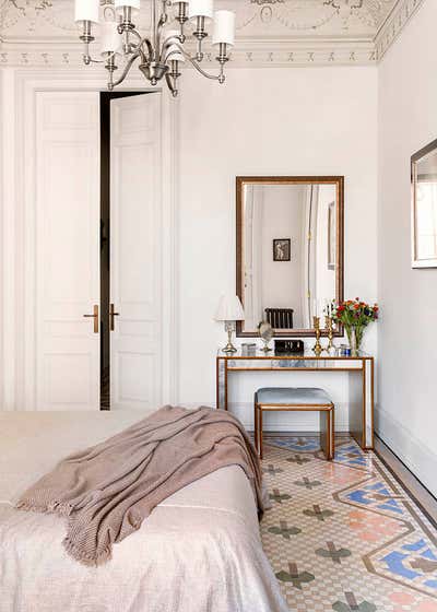  Craftsman Apartment Bedroom. Apartment in Barcelona by O&A Design Ltd.