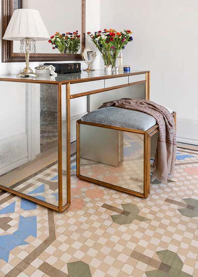  Mid-Century Modern Bedroom. Apartment in Barcelona by O&A Design Ltd.