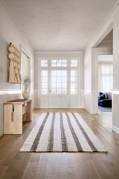 Beach Style Entry and Hall. Ocean County Beach House by Chango & Co..