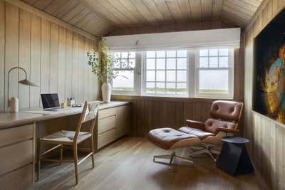 Beach Style Office and Study. Ocean County Beach House by Chango & Co..