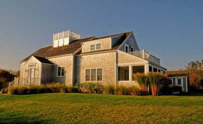  Mid-Century Modern Cottage Country House Exterior. Nantucket Compound by Maienza Wilson.
