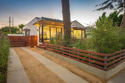 Modern Country House Exterior. Los Angeles Modern Bungalow by Maienza Wilson.