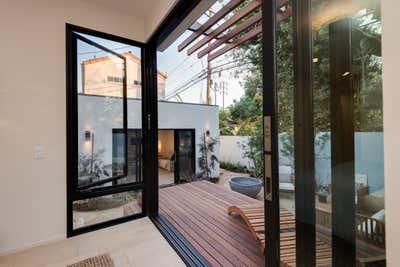 Modern Country House Patio and Deck. Los Angeles Modern Bungalow by Maienza Wilson.