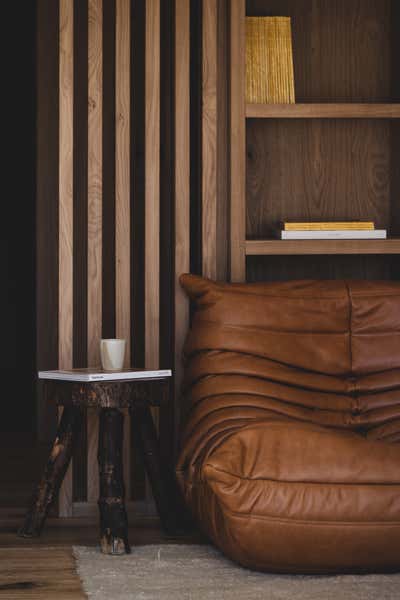  Rustic Minimalist Living Room. Verbier Chalet  by Sophie Hamer Architecture Sàrl.