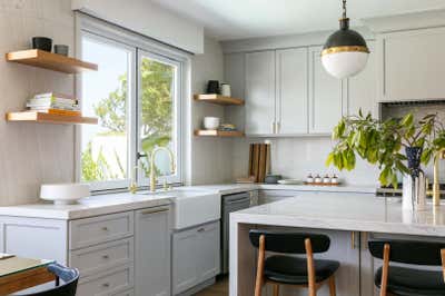  Mid-Century Modern Beach House Kitchen. SoCal Living by Mehditash Design LLC.