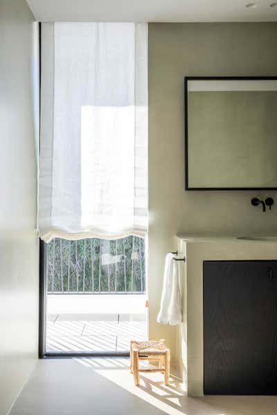  Contemporary Family Home Bathroom. Lentisco by Estudio Gomez Garay.