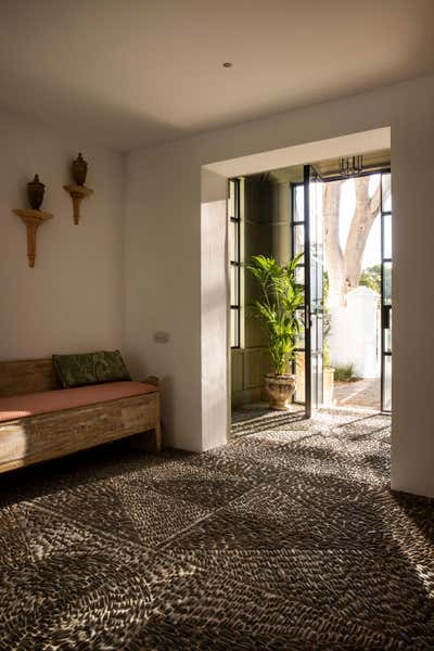 Beach Style Family Home Entry and Hall. Isabel la Católica by Estudio Gomez Garay.