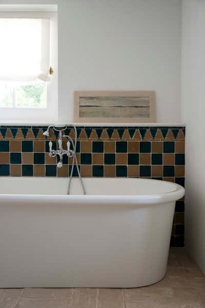  Traditional Family Home Bathroom. Isabel la Católica by Estudio Gomez Garay.