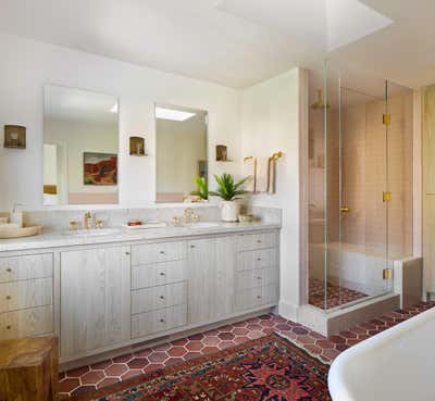  Beach Style Cottage Family Home Bathroom. Sunset Park by Burnham Design.