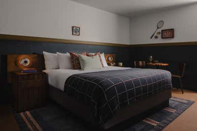  Modern Hotel Bedroom. OZARKER LODGE by Parini Design.