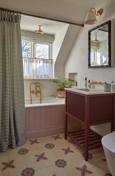  Cottage English Country Country House Bathroom. Countryside Retreat by Studio Duggan.